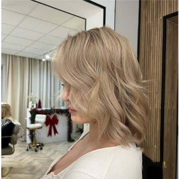 bezowy-blond-do-ramion-lekkie-fale-z-grzywka-na-bok