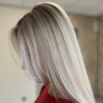 chlodny-platynowy-blond-proste-wlosy-z-ciemniejszym-odrostem