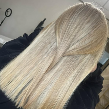 perlowy-jasny-blond-dlugie-i-idealnie-proste-wlosy